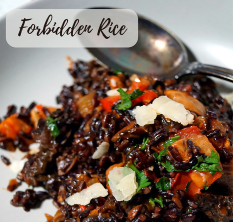 Reispfanne mit schwarzem Reis, frischen und getrockneten Champignons, Pfifferlingen und Steinpilzen