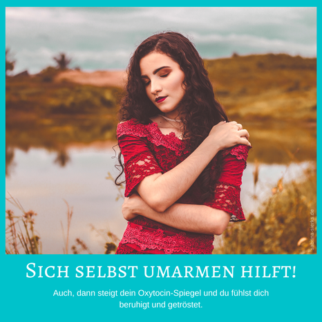 Sich selbst umarmen hilft. Auch dann steigt dein Oxytocin-Spiegel und du fühlst dich beruhigt und getröstet
