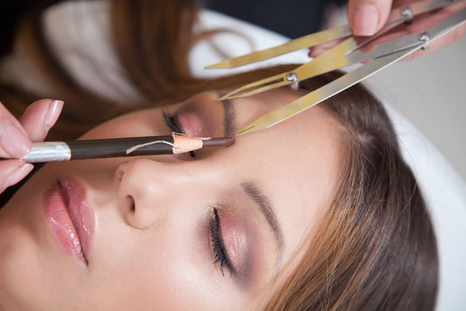 Microblading-Artist Angela Schmoll misst die Augenbrauen der Kundin aus und zeichnet die für sie individuell optimale Augenbraue vor.