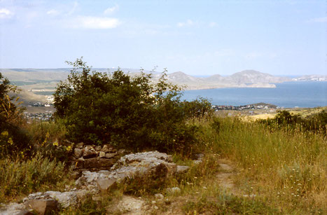 Blick vom Karadag auf die Bucht von Koktebel. Dasypyrum rechts im Vordergrund.