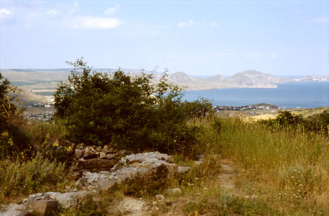 Vue du haut du Karadag en direction de la baie de Koktebel (Crimée).  Du Dasypyre velu au premier plan à droite.