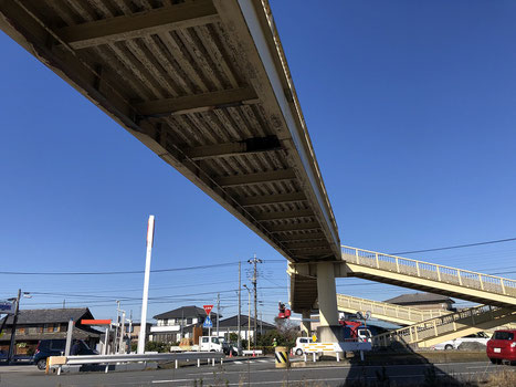 建設コンサルタント／測量／UAV点検／UAV橋梁点検／ドローン点検／立体横断歩道橋補修設計／東洋シビル／横断歩道橋／橋梁点検／高所作業車／リフト車／鋼橋／橋梁詳細調査／熊谷市／行田市／深谷市