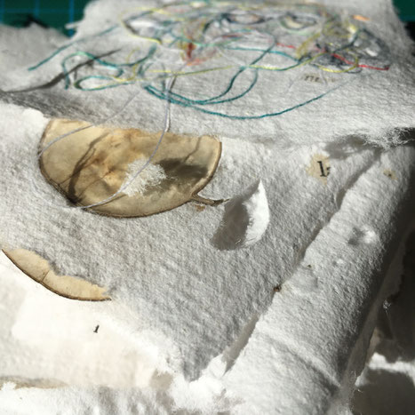 papiers recyclés à inclusions végétales ou de fil - reliure d'art et restauration de livres anciens - art du papier et papeterie créative - atelier idéephémère 64260 Bielle