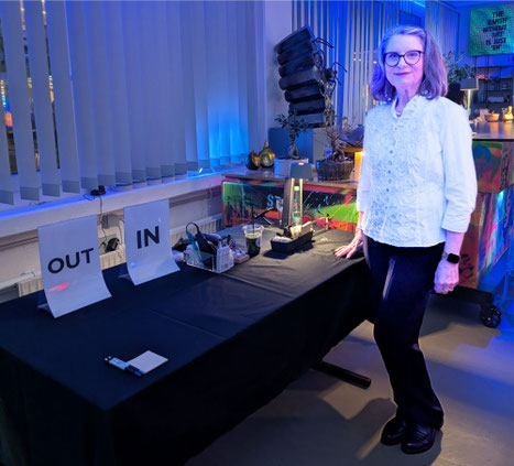 Sigrid Bengel steht an ihrem Graveur-Setup mit Werkzeug und "OUT / IN"-Beschilderung beim Influencer Event im Atelier Andreas Furtwängler, Sindelfingen