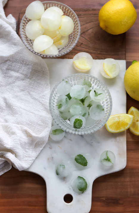 Eiswürfel mit Zitronensaft