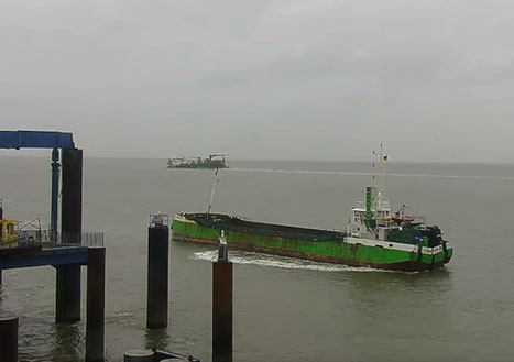 VLAANDEREN VII bei der Verklappung des Baggerguts aus Stadersand vor dem Steubenhöft-Kai in Cuxhaven. Im Hintergrunde die MEUSE RIVER(Screenshot von der Webcam des SAD-Cuxhaven)