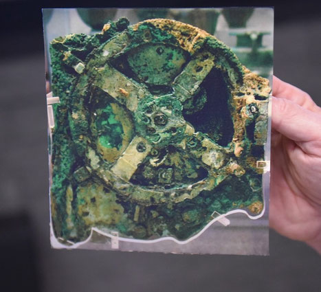 Getoonde voorzijde van het Antikythera-Mechanisme (foto Gerhild van Rooij)