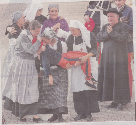 Las mujeres lloran la muerte del pequeño Josico, representado por Unai Lezáun, tras la entrada de los carlistas en el pueblo. (Foto: Montxo A.G)