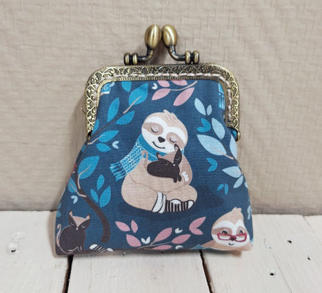 porte-monnaie rétro pour femme, bourse vintage, tissu bleu pétrole avec des paresseux , ambiance cosy et scandinave, cadeau artisanal pour Noël