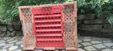 M2 kombinierte Wildbienenbrutstätte u. Überwinterhilfe für Schmetterlinge, Marienkäfer sowie Florfliegen / verkauft