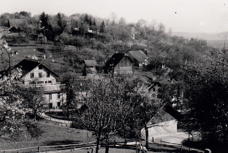 Abb.4: Zunächst Hammerschmiede, danach Weberei und Pneufabrik, dann Malerwerkstatt und heute Wohnhaus. Die «alte Wäbi» (links) zeugt von den wirtschaftlichen Entwicklungen in Büron. Fotografie um 1936.