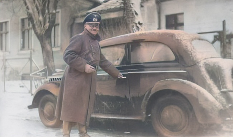 Lehrer Ernst Lange vor der Schnakeiner Schule