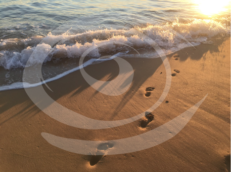 Barfuß am Strand bei Sonnenuntergang ins Wasser laufen