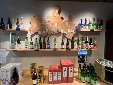 湯田温泉駅近くにある酒屋さんにディスプレイされていた、お酒と山口県の地図の上に有名なお酒の銘柄が書かれています。