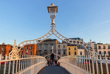Die Fußgängerbrücke Ha’Penny Bridge in Dublin