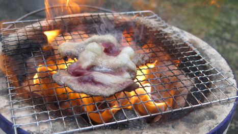 漬け込み肉を炭火で炙って一口たまりません!