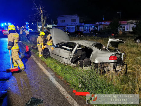Feuerwehr; Blaulicht; FF Felixdorf; Unfall; PKW; Kreuzung;