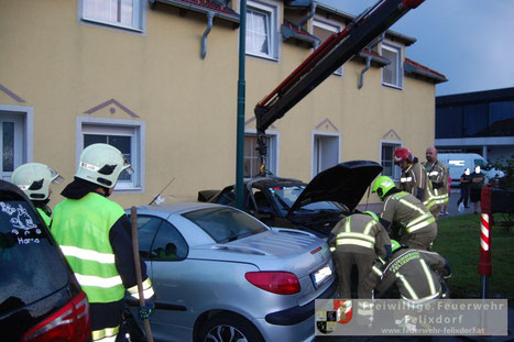 Feuerwehr; Blaulicht; FF Felixdorf; PKW; Aufprall; Hausmauer;