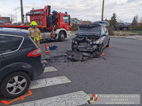 Feuerwehr; Blaulicht; FF Felixdorf; Unfall; PKW; Kreuzung;