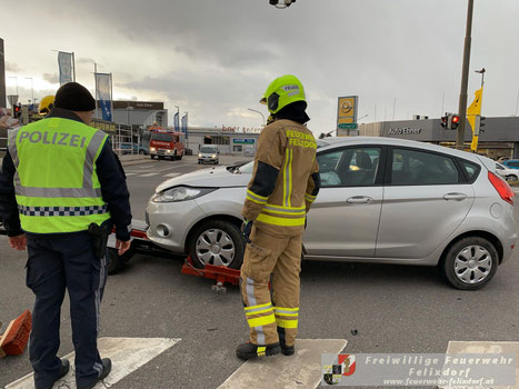 Feuerwehr; Blaulicht; FF Felixdorf; Unfall; PKW; Kreuzung;