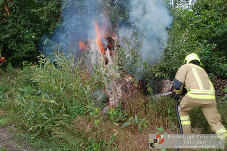 Feuerwehr; Blaulicht; FF Felixdorf; Unfall; PKW; Kreuzung;