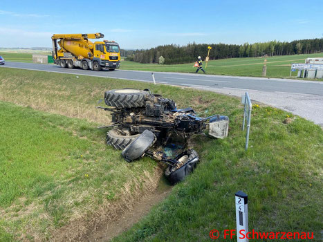 Feuerwehr; Blaulicht; FF Schwarzenau; Unfall; Traktor; Lkw; LB2;