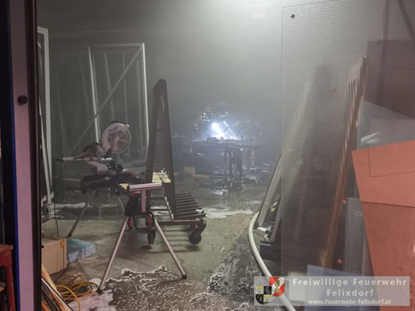 Feuerwehr; Blaulicht; FF Felixdorf; Brand; Werkstätte;
