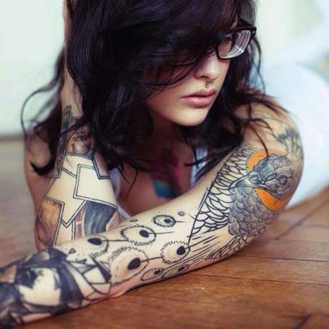 Los tatuajes en los brazos permiten un gran juego ente el diseño y los colores.