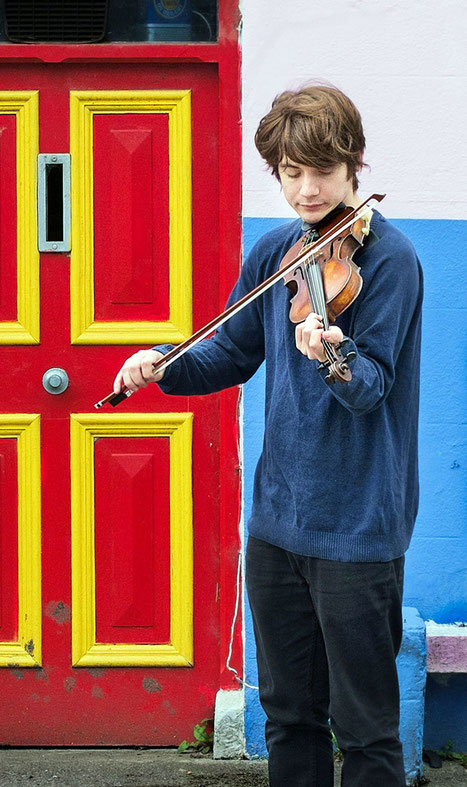 Der junge schottische Geiger Ryan Young zählt zu einer neuen Generation von weltweit erfolgreichen Folkmusikern. Er wird am 25. September in Duo-Besetzung in der Ravensburger Zehntscheuer auftreten. Foto: Artist Archive
