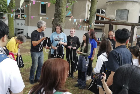 v.l.: Werkkisten-Leiter Norbert Geier schenkte Radoslav Gordziejewski, Anamaria Luiza Lucan, Dominik Krogoll und Luca-Lea Behr je einen Rucksack für ihre Reise nach Lissabon. Foto: Mirja Mankowski l Duisburger Werkkiste