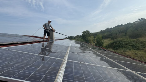 Außenreinigung Fischer bei der Photovoltaikreinigung mittels Teleskopstange und Osmoseverfahren.