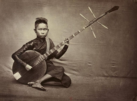 Musicienne du Palais Royal. Le chapei, avec ses frettes collées sur la table d'harmonie, est de style thaï. Photo Émile Gsell. Aux alentours de 1870.