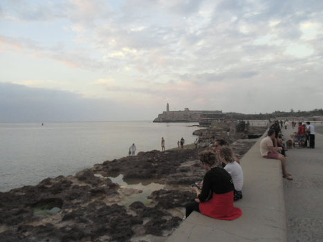 Le malecón, le bord de mer, un dimanche soir à La Havane