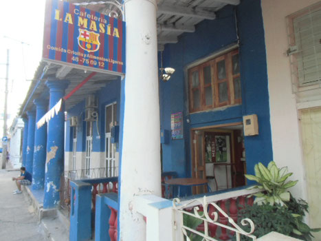 Dans une maison coloniale, un café aux couleurs du Barça !