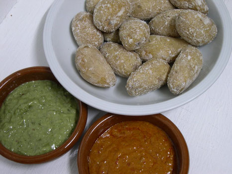 Mojo verde y rojo con papas arrugadas
