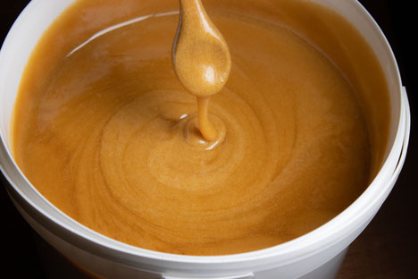 Photographie d'un magnifique Miel de Manuka crémeux de Nouvelle-Zélande vendu par le spécialiste Puri New Zealand, dans un seau de 10 kg