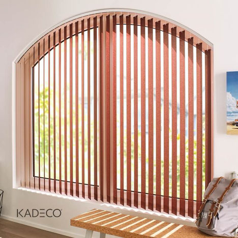 rundbogenfenster-mit-lamellenvorhang-kadeco