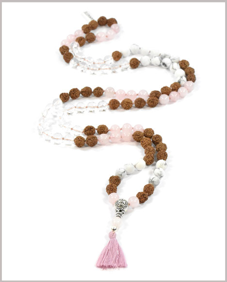 Mala mit Rosenquarz, Howlith, Bergkristall & Rudraksha 