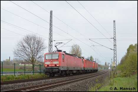 Am 29. April 2017 durchfährt ein Lokzug aus drei 143ern den ehem. Abzweig Furth in Chemnitz. Vornan ist 143 321-8 zu finden