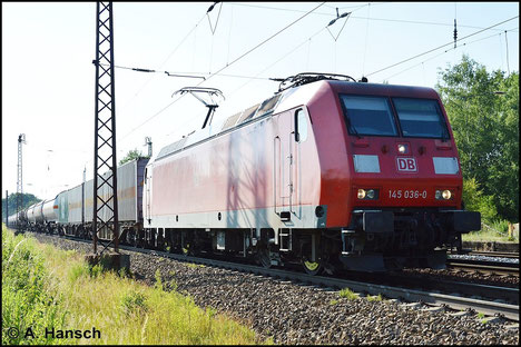 Leider im Gegenlicht durchfährt 145 036-0 mit ihrem Mischer am 6. Juli 2015 Leipzig-Thekla