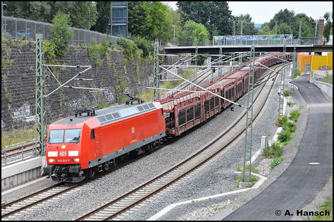 Der GA 47337 ist eine der wenigen regelmäßigen Güterzugleistungen, die man in Chemnitz antreffen kann. Am 23. Juli 2015 zieht 145 052-7 den Autoleerzug auf Chemnitz Hbf. zu