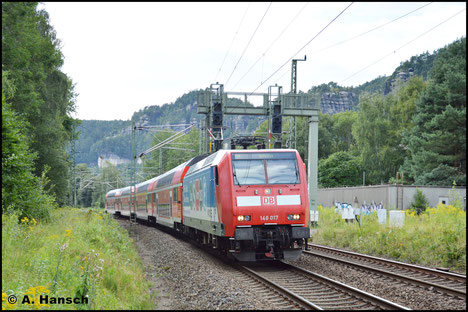 146 017-9 trägt Werbung für die Dresdner S-Bahnen. Mit eben einer solchen (S1 nach Schöna) durchfährt sie am 8. August 2016 den Bf. Rathen