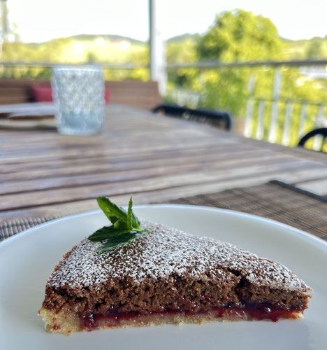 Zimt-Kuchen mit goldbrauner Kruste, als süsses Gebäck mit wärmendem Zimtgewürz im ayurvedischen Kontext beschrieben, oft mit verdauungsfördernder Wirkung verbunden.