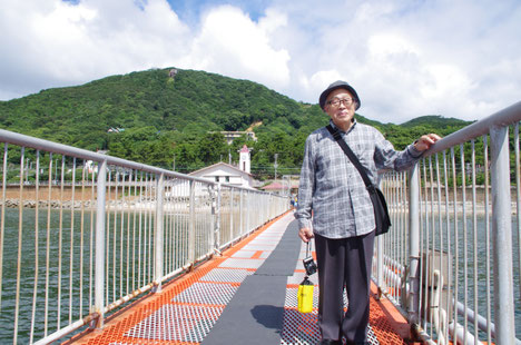 須磨の鉢伏山(左側の大きな山)と須磨海づり公園の受付棟をバックに記念撮影。下は同園と平磯海づり公園、マリンピア神戸 魚の学校の、秋の行事予定です!