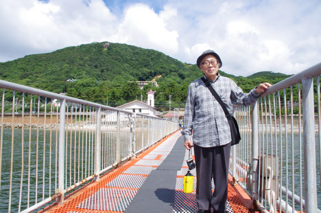 須磨の鉢伏山（左側の大きな山）と須磨海づり公園の受付棟をバックに記念撮影。下は同園と平磯海づり公園、マリンピア神戸 魚の学校の、秋の行事予定です！