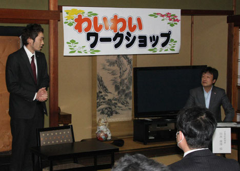 開会の挨拶を述べる綾部青年会議所の出口幹恭理事長