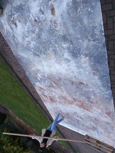 Es wird gemalt - grau weisses übergroßes Bild direkt für die Wand