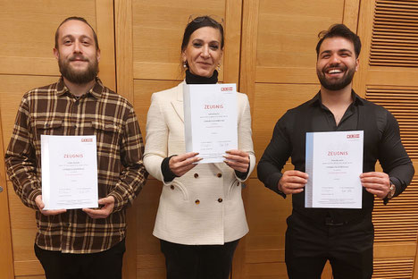 Jürgen Stückler, Lavinia Andric und Ruhollah Amiri mit ihren Lehrabschlusszeugnissen