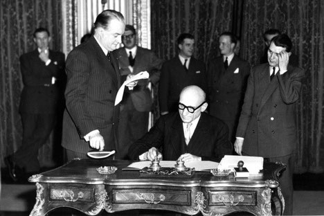Robert Schuman unterschreibt im französischen Außenministerium den Plan zur Etablierung der Europäischen Gemeinschaft für Kohle und Stahl (EGKS) 