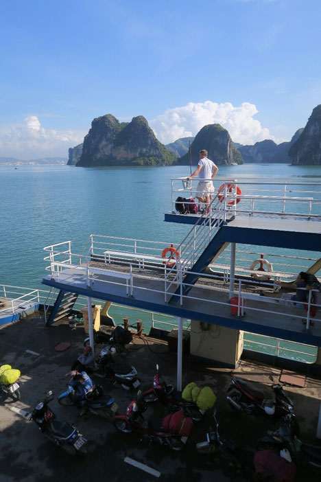 Sur le ferry pour Halong city